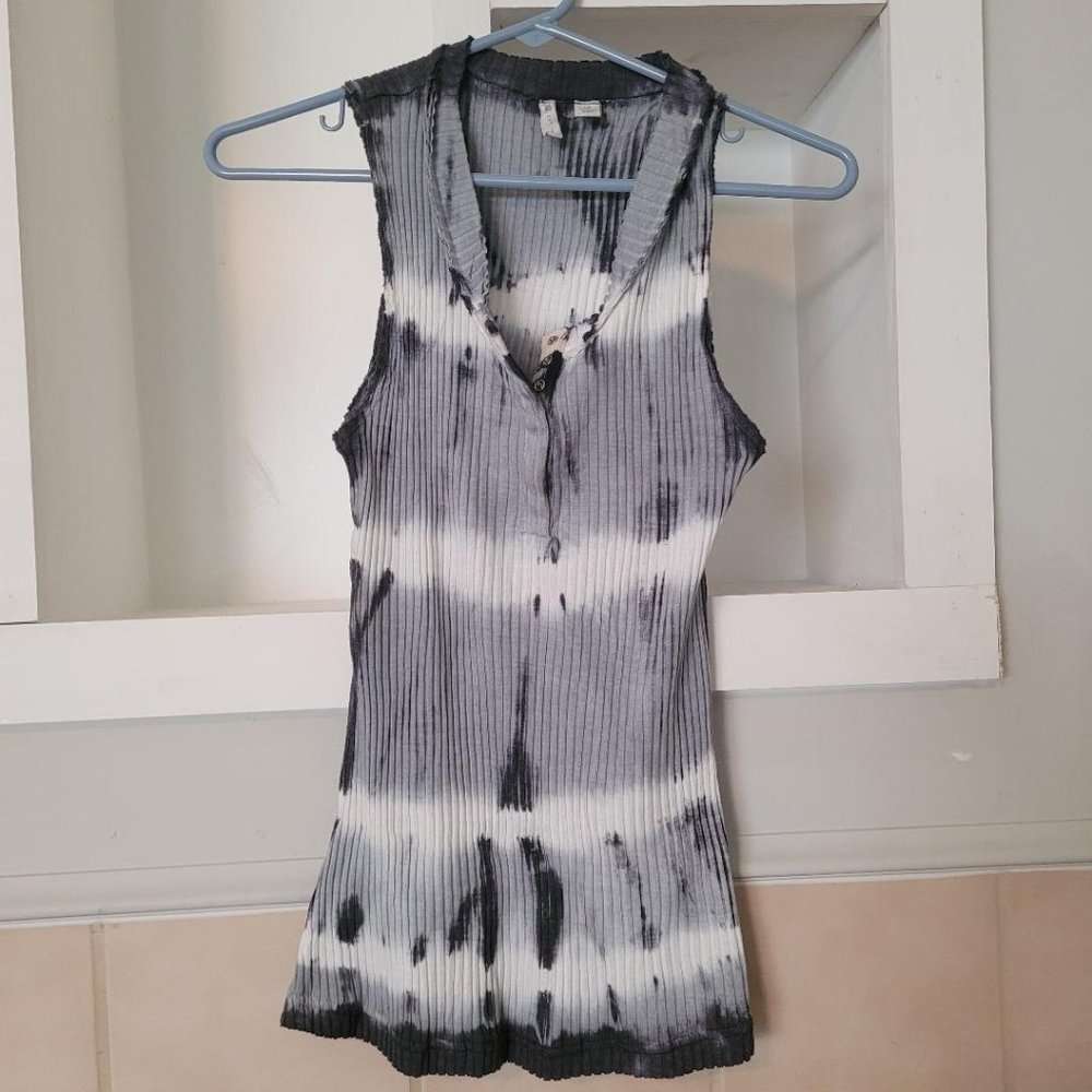 Gray/Black Snap front top